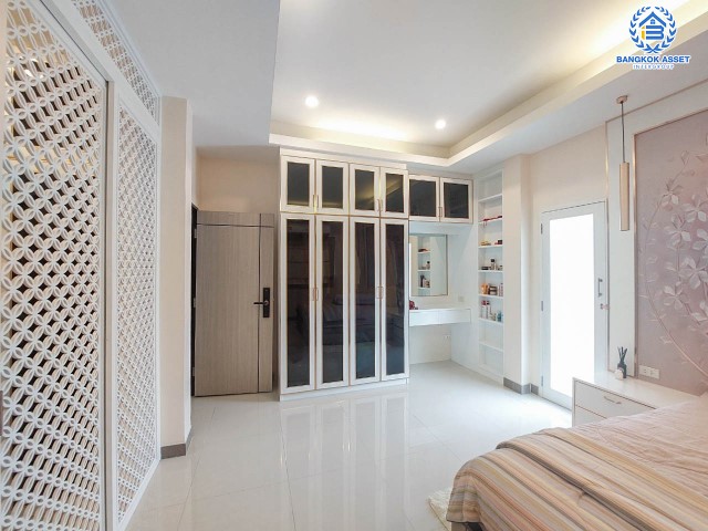 *****บ้านเดี่ยวมือสองย่านกรุงเทพฯ ม.แลนซีโอ รามอินทรา-วัชรพล เนื้อที่กว้าง 54.20 ตร.ว. ฟังก์ชัน 3 ห้องนอน 3 ห้องน้ำ ที่จอดรถ 2 คัน บนทำเลใกล้ทางด่วนรามอินทรา และถนนวงแหวนกาญจนาฯฝั่งตะวันออก เชื่อมต่อรถไฟฟ้า 2 สายทั้งสายสีชมพู "สถานีวัชรพล" และสายสีเขียว "สถานีสะพานใหม่" ใกล้จุดขึ้นทางด่วน "ฉลองรัช" จองเลย!